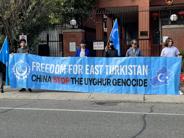 2023年10月1日國殤日，多個團體在多倫多中領館前集會抗議。圖為東突厥人團體。（看中國肖然攝）