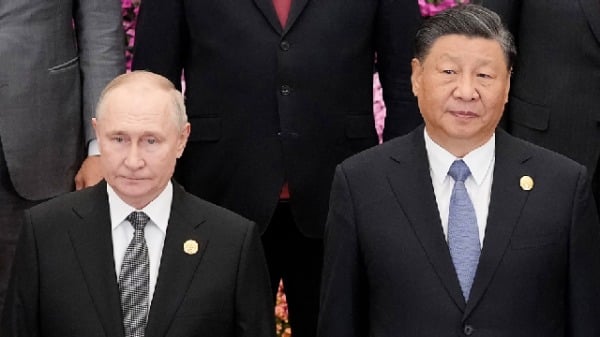 中俄在军事领域的合作越来越密切，已经扩大到台湾议题。这迫使美国政府制定因应中俄潜在联合作战的计划。图为第三届“一带一路”国际合作高峰论坛在北京人民大会堂举行，俄罗斯总统普京和中国国家主席习近平与其他领导人合影。（图片来源：SUO TAKEKUMA/POOL/AFP via Getty Images）