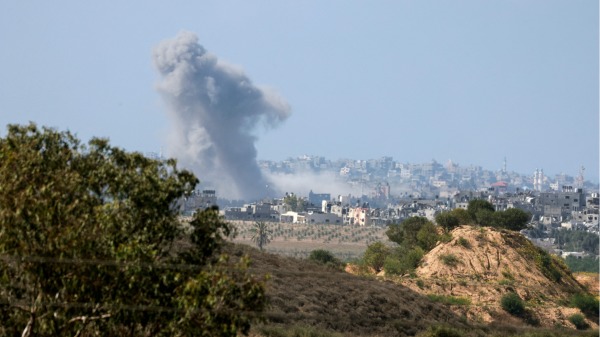 2023年10月20，在以色列南部城市斯德罗特拍摄的照片显示，在以色列与巴勒斯坦组织哈马斯之间持续不断的战斗中，以色列军事打击后，加沙北部上空升起浓烟。（MENAHEM KAHANA/AFP via Getty Images)