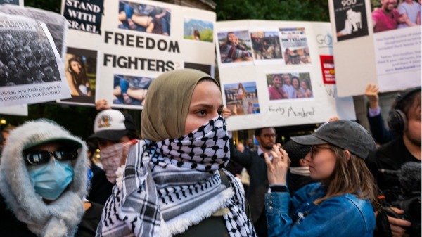 以色列和巴勒斯坦的支持者於 2023 年 10 月 12 日在紐約市哥倫比亞大學對峙。（Spencer Platt/Getty Images)(