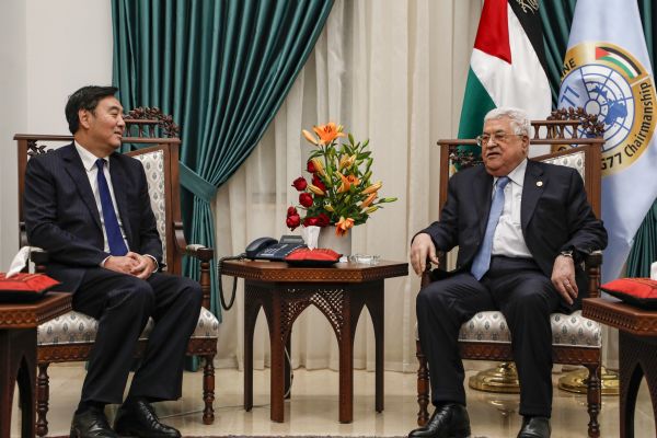 2019年12月7日，中国政府中东问题特使翟隽（左）在约旦河西岸城市拉马拉的办公室会见巴勒斯坦总统阿巴斯。
