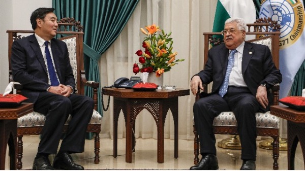 2019年12月7日，中国政府中东问题特使翟隽（左）在约旦河西岸城市拉马拉的办公室会见巴勒斯坦总统阿巴斯。