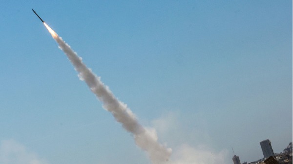 2023 年5 月10 日，以色列軍方從以色列南部的鐵穹防禦系統發射了一枚火箭。以色列和加沙武裝分子於5 月10 日跨境交火，在以色列空襲導致巴勒斯坦領土上15 人死亡的第二天，以色列再次發生致命暴力事件。