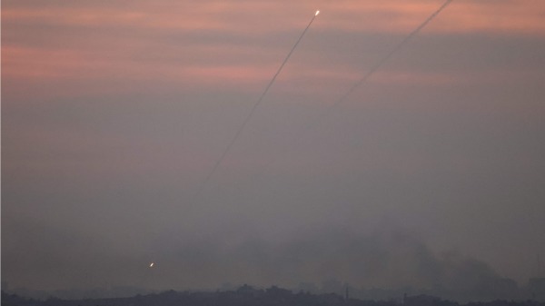 2023 年 10 月 26 日从以色列南部城市斯德罗特拍摄的照片显示，在以色列和巴勒斯坦哈马斯运动之间持续不断的战斗中，火箭从加沙地带向以色列发射。（JACK GUEZ/AFP via Getty Images)