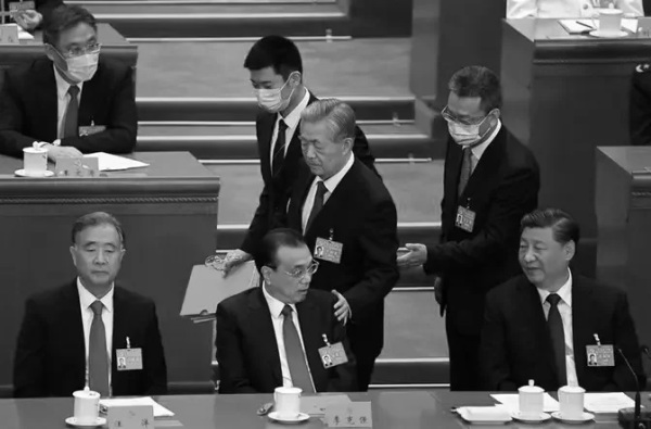 视频截图：胡锦涛在中共二十大闭幕会中途被搀扶离场