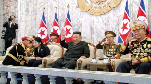 9月9日，朝鲜劳动党军政指导部部长朴正天在庆祝建政75周年阅兵式上，被拍到了单膝跪在金主爱面前跟她低语。