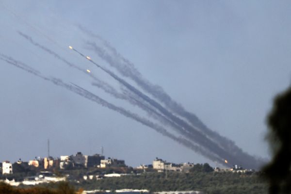 2023年10月30日，以色列和哈马斯之间的战斗仍在继续，火箭弹从加沙地带北部向以色列发射。