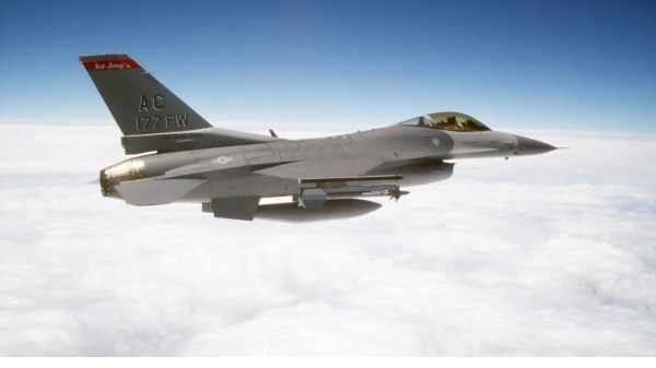 佛羅裡達州廷德爾空軍基地的一架 F-16，是美國幾架能夠攜帶核武的飛機之一。 （美國空軍照片由MSgt. Don Taggart 拍攝）