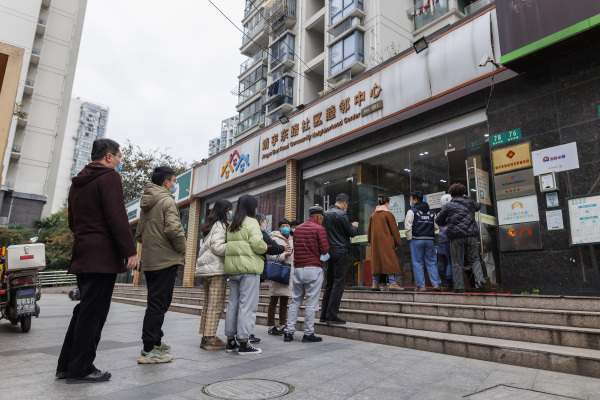 上海民众排队接种疫苗