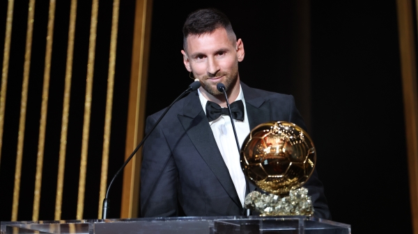 阿根廷足球名将梅西（Lionel Messi）今天拿下第8座年度金球奖（Ballon d'Or），辉煌职涯续写纪录。