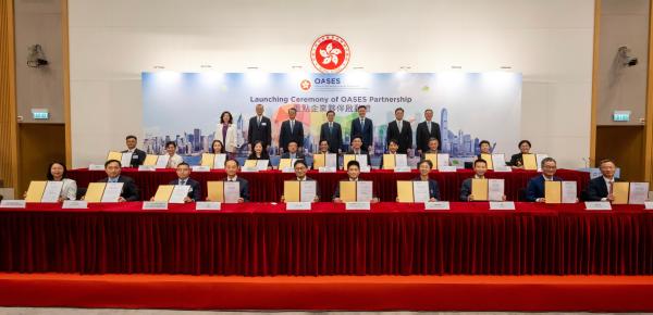 引進辦和第一批在香港落戶或擴充業務的重點企業進行了簽字儀式。（圖片來源：香港政府新聞處） 