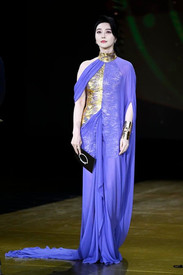 在電影節閉幕式上，范冰冰身兼頒獎嘉賓，她穿著金色的貼身連衣裙，外面卻加上一件紫色的薄紗