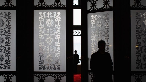 中共举行全国政协会议，安保人员站在门口警卫。(图片来源：Getty Images)