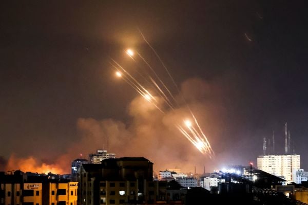2023年10月8日，巴勒斯坦武装分子从加沙城向以色列发射火箭弹。