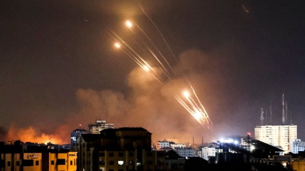 2023年10月8日，巴勒斯坦武装分子从加沙城向以色列发射火箭弹。