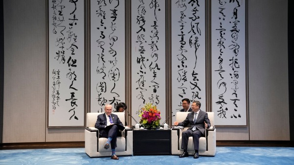 2023年10月7日，美國參議院多數黨領袖舒默在上海會見上海市委書記陳吉寧。（ALY SONG/POOL/AFP via Getty Images)