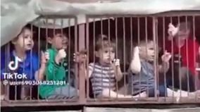 恐酿举世挞伐的一幕哈马斯绑架孩童关狗笼凌辱(图)