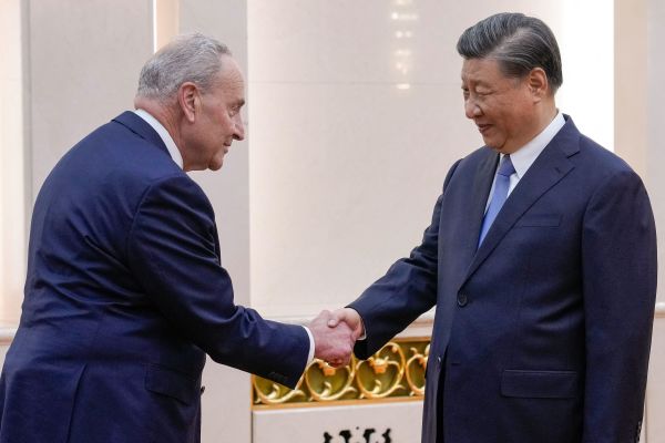 美國參議院多數黨領袖查克．舒默於2023年10月9日在北京人民大會堂舉行雙邊會晤前受到中國國家主席習近平的迎接。