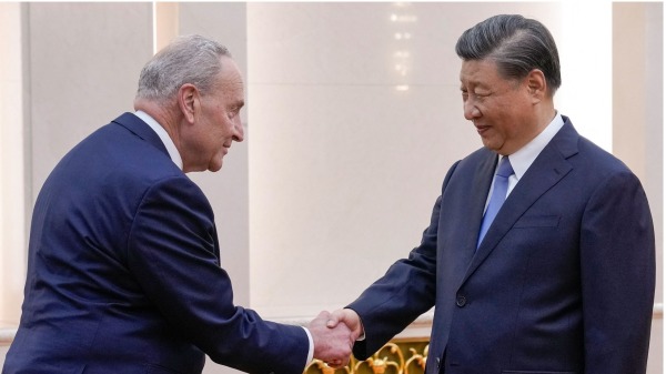 美國參議院多數黨領袖查克．舒默於2023年10月9日在北京人民大會堂舉行雙邊會晤前受到中國國家主席習近平的迎接。