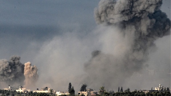 2023年11月1日，以色列与哈马斯交战期间，以色列空军轰炸加沙地带。(图片来源:  YURI CORTEZ/AFP via Getty Images)