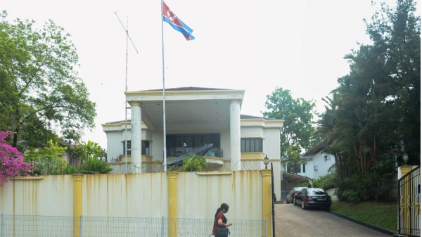 2021年3月20日，一名婦女走在朝鮮駐吉隆坡大使館外。
