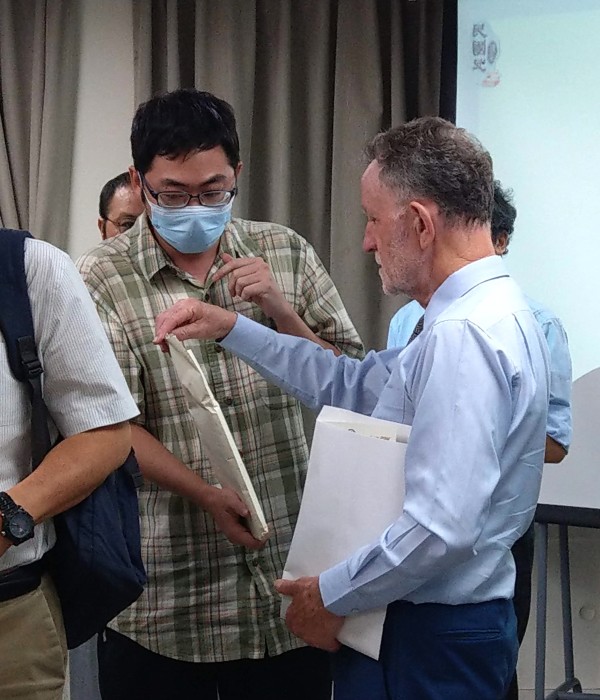 2023年11月9日，澳洲斯威本科技大学名誉教授费约翰受邀在台湾师范大学进行演讲，图为结束后与学生谈话。 