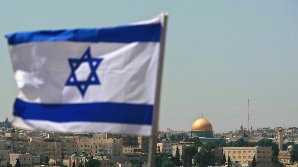 2008年8月18日，一面以色列国旗在犹太人定居点飘扬
