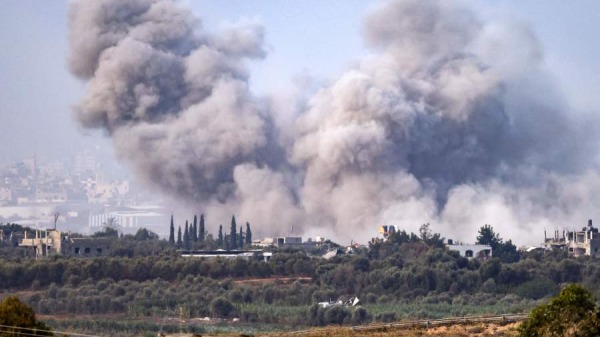 2023年11月11日在加沙走廊邊境的以色列一側拍攝，以色列對巴勒斯坦飛地的襲擊期間建築物上空升起的濃煙。