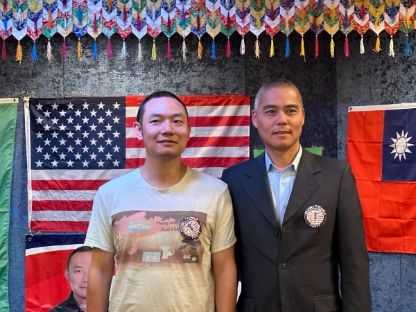曹艾莊先生（左）和競選明年紐約州25選區州州眾議員的王禮進先生（右）。（攝影/看中國/Leo）