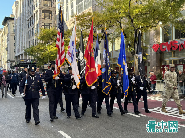 紐約老兵節於11月11日在紐約曼哈頓第五大道舉辦遊行，有300團體逾2萬人共襄盛舉