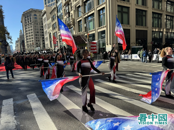 纽约老兵节于11月11日在纽约曼哈顿第五大道举办游行，有300团体逾2万人共襄盛举