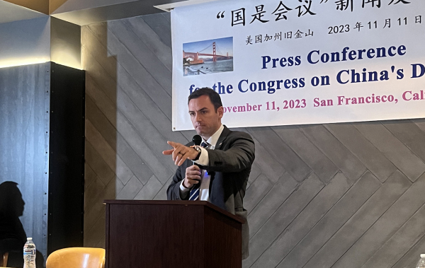 11月11日美国众议院中国问题特别委员会主席迈克·加拉格尔众议员参加了国是会议新闻发布会，并发表演讲。（周星晨拍摄）