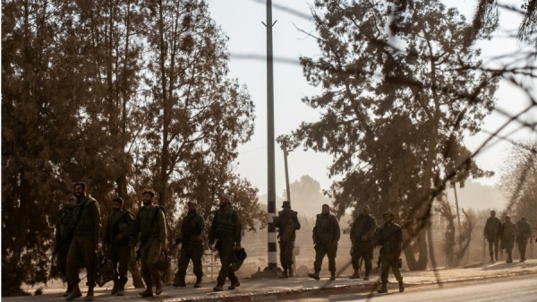 2023年11月13日，以色列国防军士兵穿越以色列南部加沙边境附近的地区。