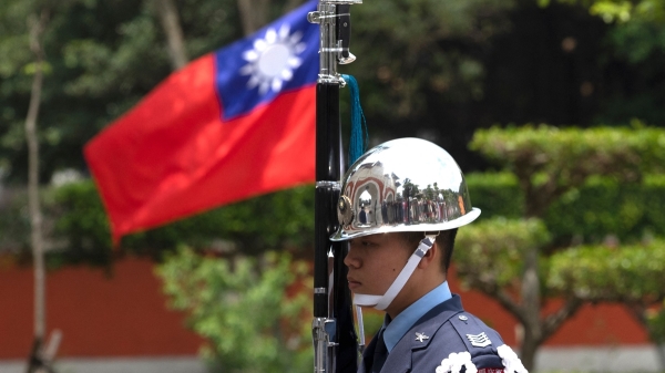 2023年 4 月 10 日，一名台灣儀仗隊在台北忠烈祠參加換崗儀式。