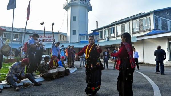 2022年9月27日，尼泊尔博卡拉机场举行庆祝活动，庆祝“世界旅游日”，表演者一边跳舞一边演奏音乐，等待游客到来。