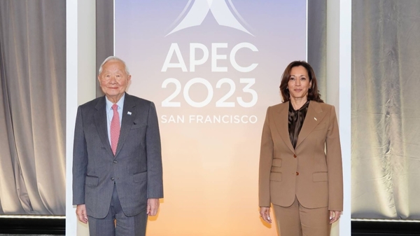 亞太經濟合作組織（APEC）峰會正在美國舊金山舉 行，台灣領袖代表張忠謀（左）於當地時間16日下午 與美國副總統賀錦麗（Kamala Harris）（右）會晤。