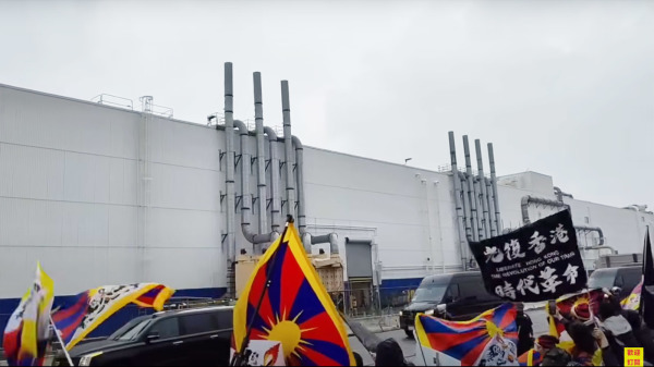 在APEC最後一日有新疆、西藏和香港的抗爭者在習近平車隊途徑的地方示威。（圖片來源：看中國視頻截圖）