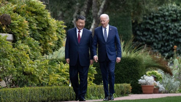 2023年11月15日，在加利福尼亚州伍德赛德举行的亚太经合组织(APEC) 领导人周期间，美国总统乔．拜登（右）和中国国家主席习近平会晤后一起散步。