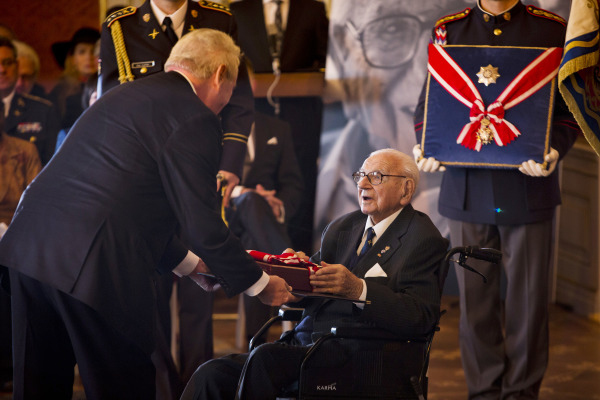 105岁的尼可拉斯温顿爵士接受捷克总统颁发的白狮勋章。