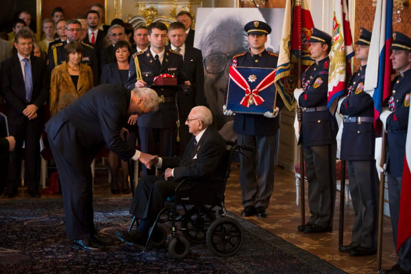為什麼捷克總統含淚向105歲的他致謝(組圖)