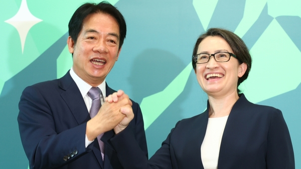 民进党总统参选人赖清德（左）20日在台北竞选总部 召开记者会，宣布副手为驻美代表萧美琴（右）。