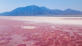 粉紅色湖水的異象地球上的冥界之湖(圖)