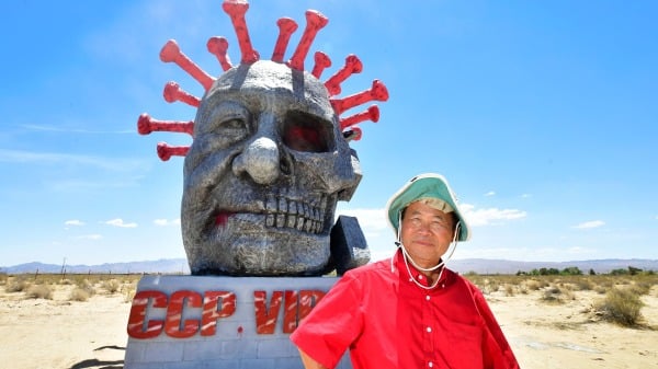 2021年6月1日，美国加州，雕塑家陈维明和他的作品中共病毒雕塑（图片来源： FREDERIC J. BROWN/AFP via Getty Images）