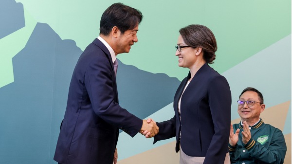2023年11月20日，民進黨臺灣總統候選人賴清德（左）向大家介紹前臺灣駐美國代表蕭美琴是2024年大選中的競選搭檔。