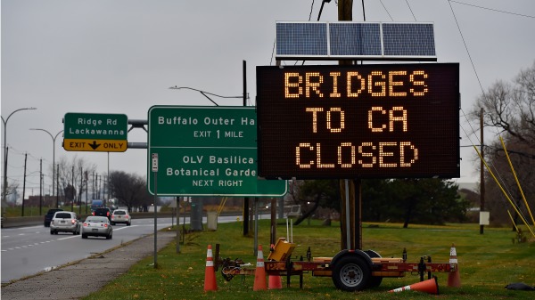 2023 年 11 月 22 日纽约尼加拉瀑布彩虹桥发生汽车事故并爆炸后，有标志表明美国和加拿大之间的所有桥梁均已关闭。据报道，汽车在边境检查站附近坠毁，车内两名乘客死亡。坠机原因仍在调查中(John Normile/Getty Images)