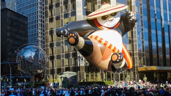 2023年11月23日，在纽约市举行的 2023 年梅西百货感恩节游行中，可以看到功夫熊猫气球。 （摄影：Gotham/GC Images） （图片来源：Gotham/GC Images)(16:9)