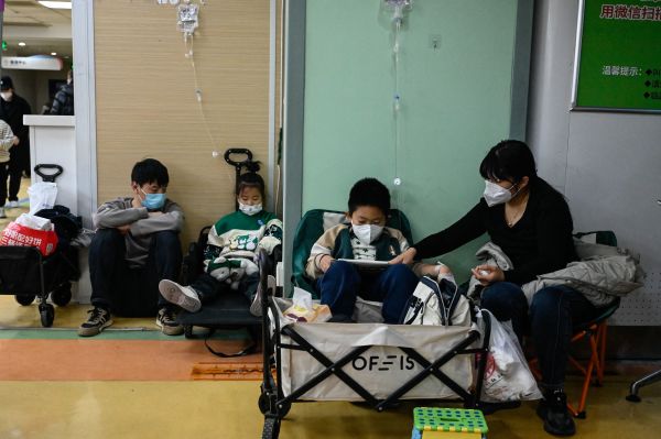 2023 年 11 月 23 日，北京一家儿童医院的孩子们正在接受输液。(Photo by JADE GAO/AFP via Getty Images)