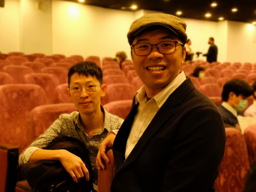 国立台湾师范大学国文学系助理教授何维刚（右）与天籁诗奖青年组得奖人黄崴庭（左）合影