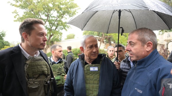 11月27日，以色列总理内塔尼亚胡与马斯克一起访问了遭哈马斯袭击的集体社区卡法・阿扎（Kfar Aza）