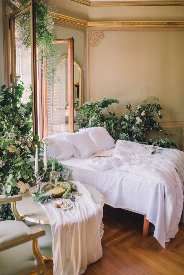 卧室不适合摆放绿色植物，避免令人变得多愁善感。